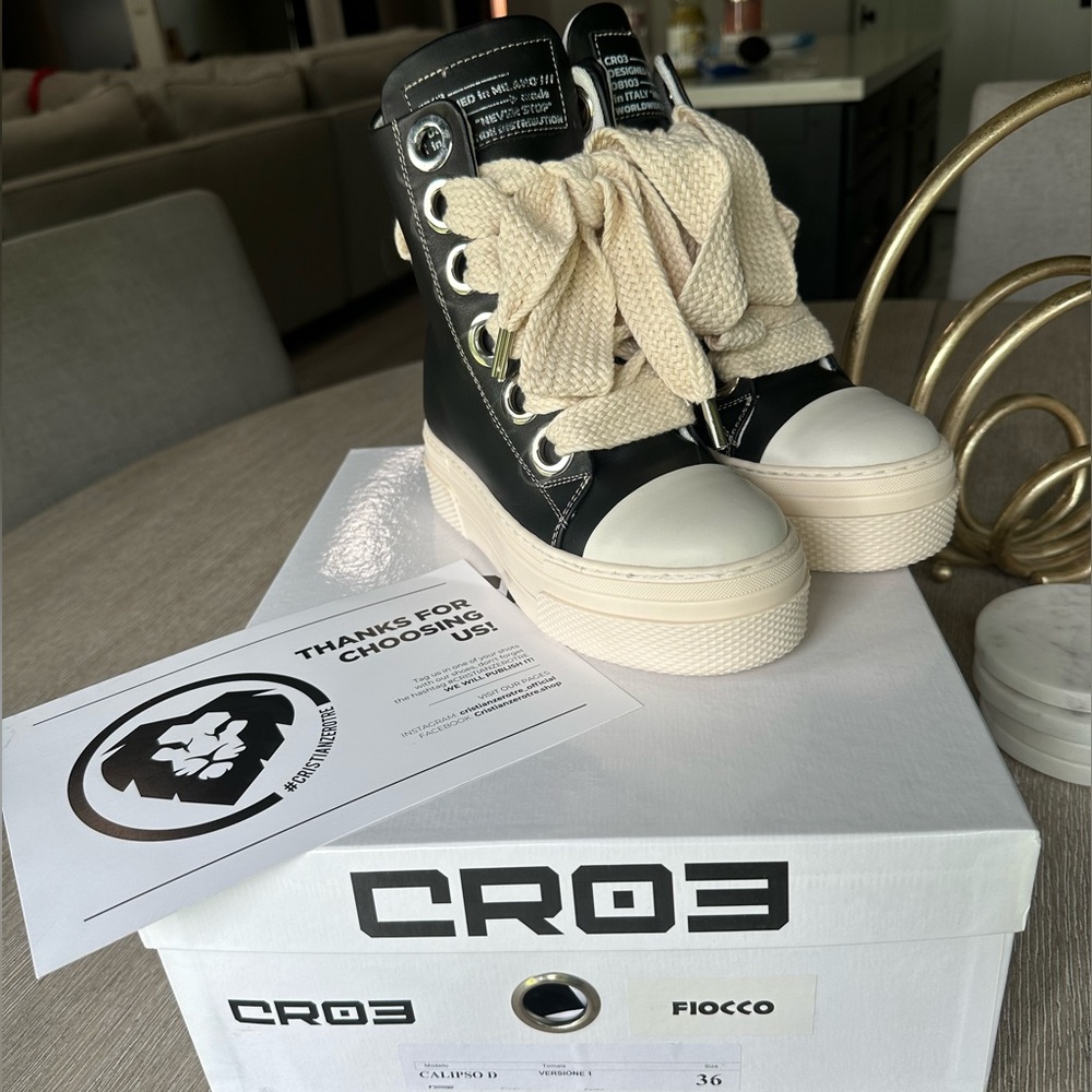 BLACK & WHITE
Cristian Zerotre sneakers
Size: 7 WOMEN/5.5 MEN